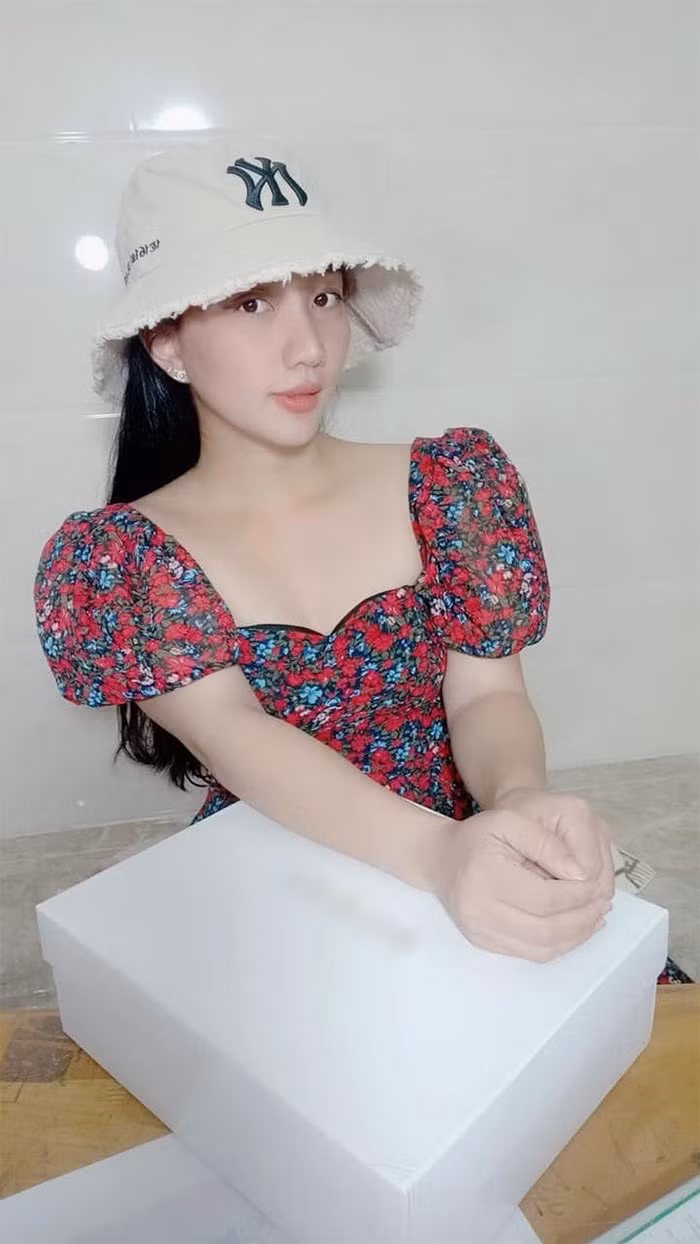 Quỳnh Anh trẻ trung với out fit là váy hoa tay bồng và mũ vải đội đầu.
