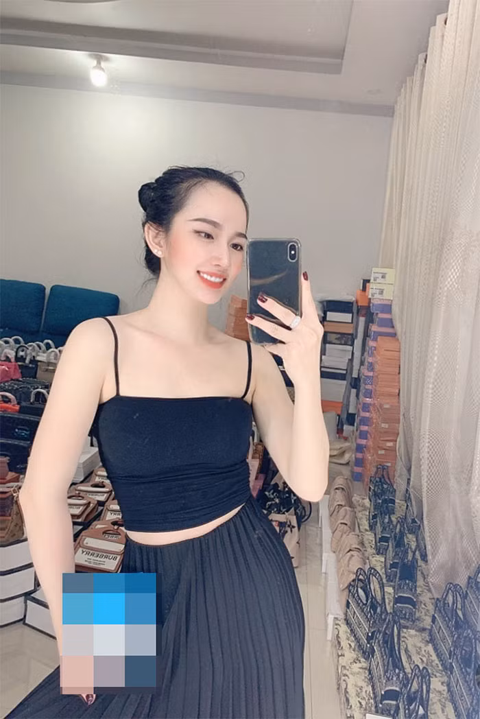 Bảo Lâm lên tiếng bênh vực vợ: "Cái đó người ta gọi là đơn giản em ơi. Người ta là vì chồng, vì con, buôn gánh bán bưng. Cái đơn giản với luộm thuộm nó khác, chữ luộm thuộm là chỉ người tóc tai bù xù, quần áo rách rưới, còn con vợ của em nó thơm, chỉ là bộ đồ hơi cũ thôi. Anh có mua đồ mới nhưng không chịu mặc".