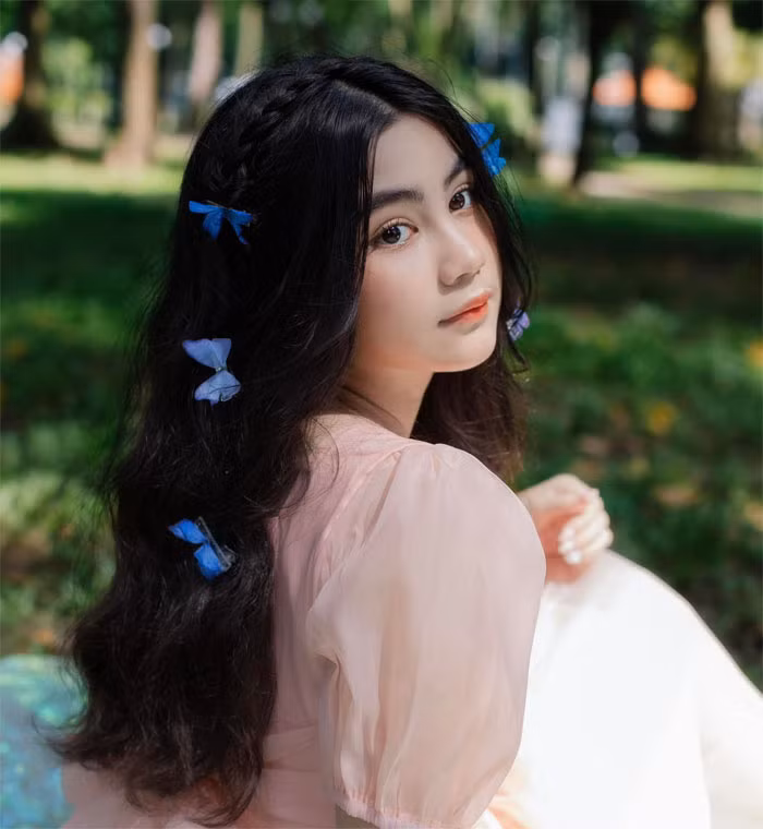 Mới 14 tuổi nhưng Hạt Dẻ đã cao tới 1m70. Càng lớn con gái út càng giống bố Quyền Linh.