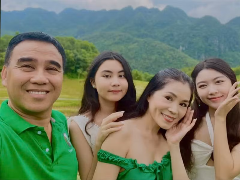 Vo Quyen Linh khoe anh gia dinh, hai con gai chiem spotlight