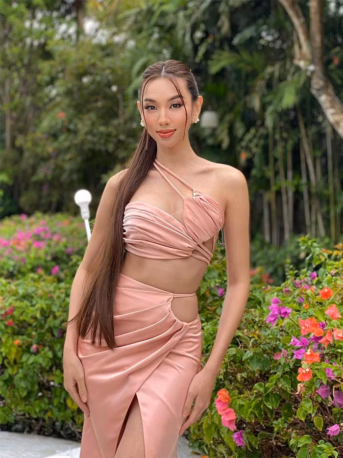 Váy cut-out cũng là một ưu tiên của Thùy Tiên khi muốn khoe ba vòng mơ ước.
