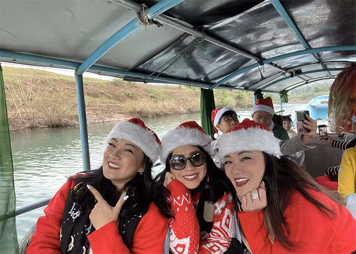 Sau 20 năm rời xa showbiz, ba chị em ruột của Tam Ca Áo Trắng, Tuyết Ngân - Minh Thư - Minh Tú, đều đã có cuộc sống riêng ổn định.