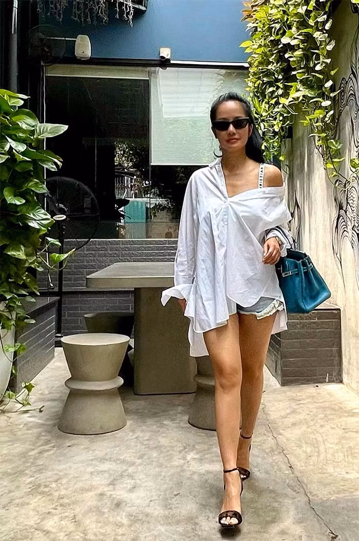 Với style và dáng vóc này, không ai nghĩ, Hồng Nhung đã 52 tuổi.