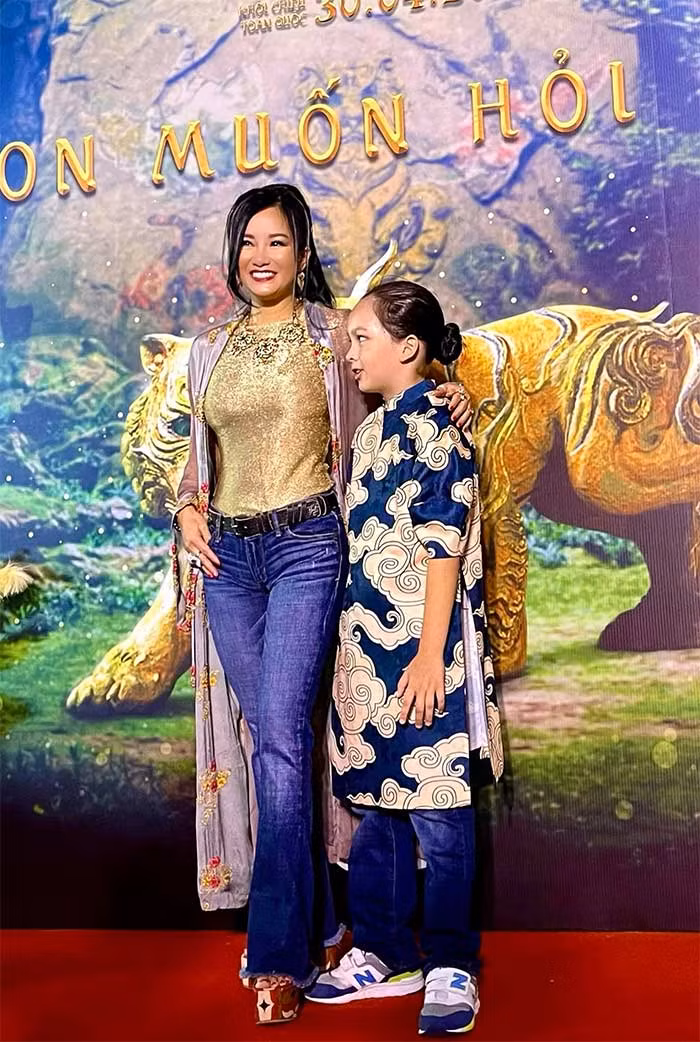 Nữ ca sĩ sinh năm 1970 tha hồ mặc trang phục ôm sát bởi cô tự tin với thân hình của mình.