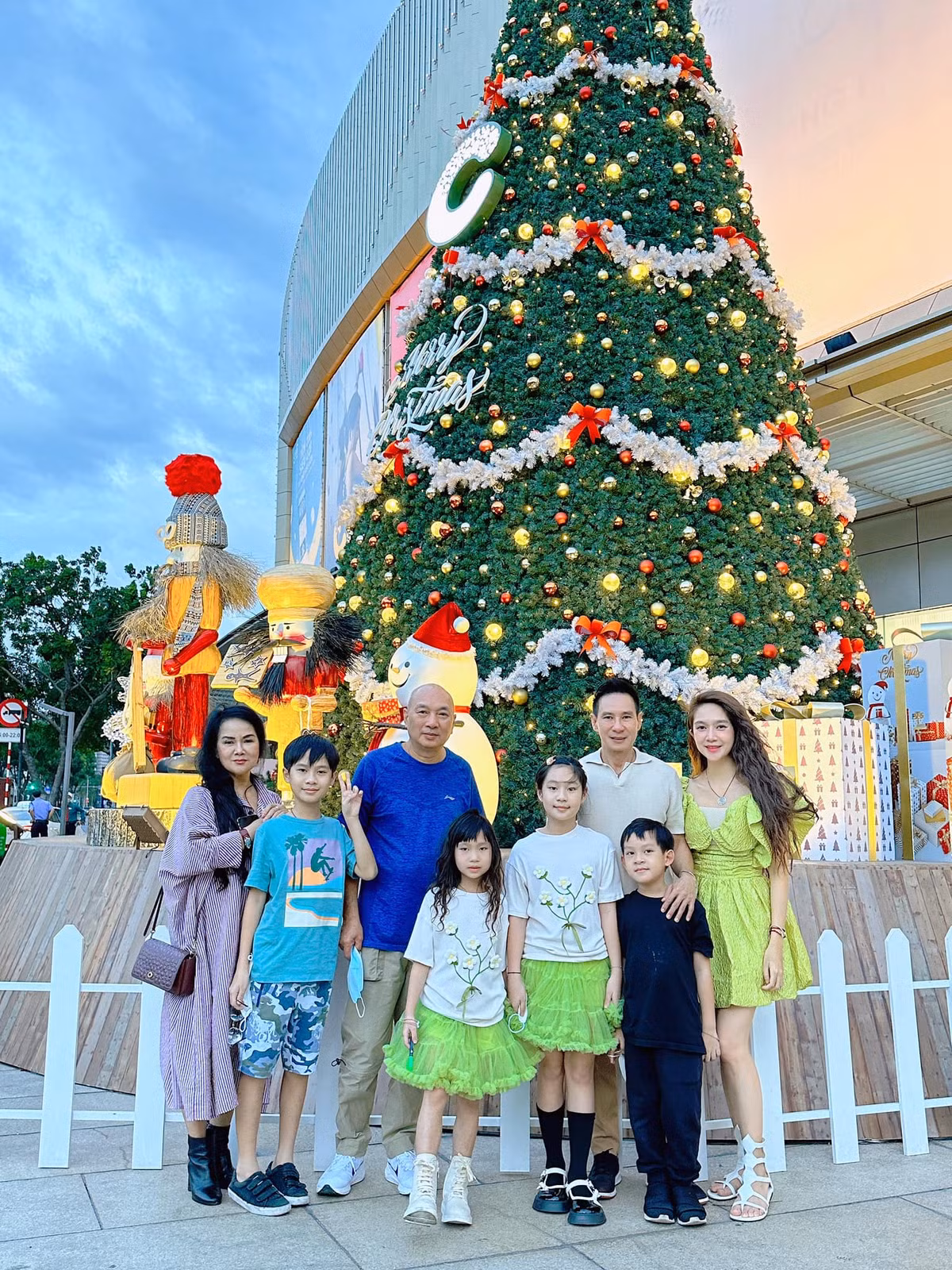 Trong bức ảnh chụp cùng gia đình, con gái của của Lý Hải - Minh Hà là Nguyễn Hà Hải My (tên ở nhà là Cherry) gây bất ngờ vì ngày càng cao lớn phổng phao, "trổ mã" xinh đẹp.
