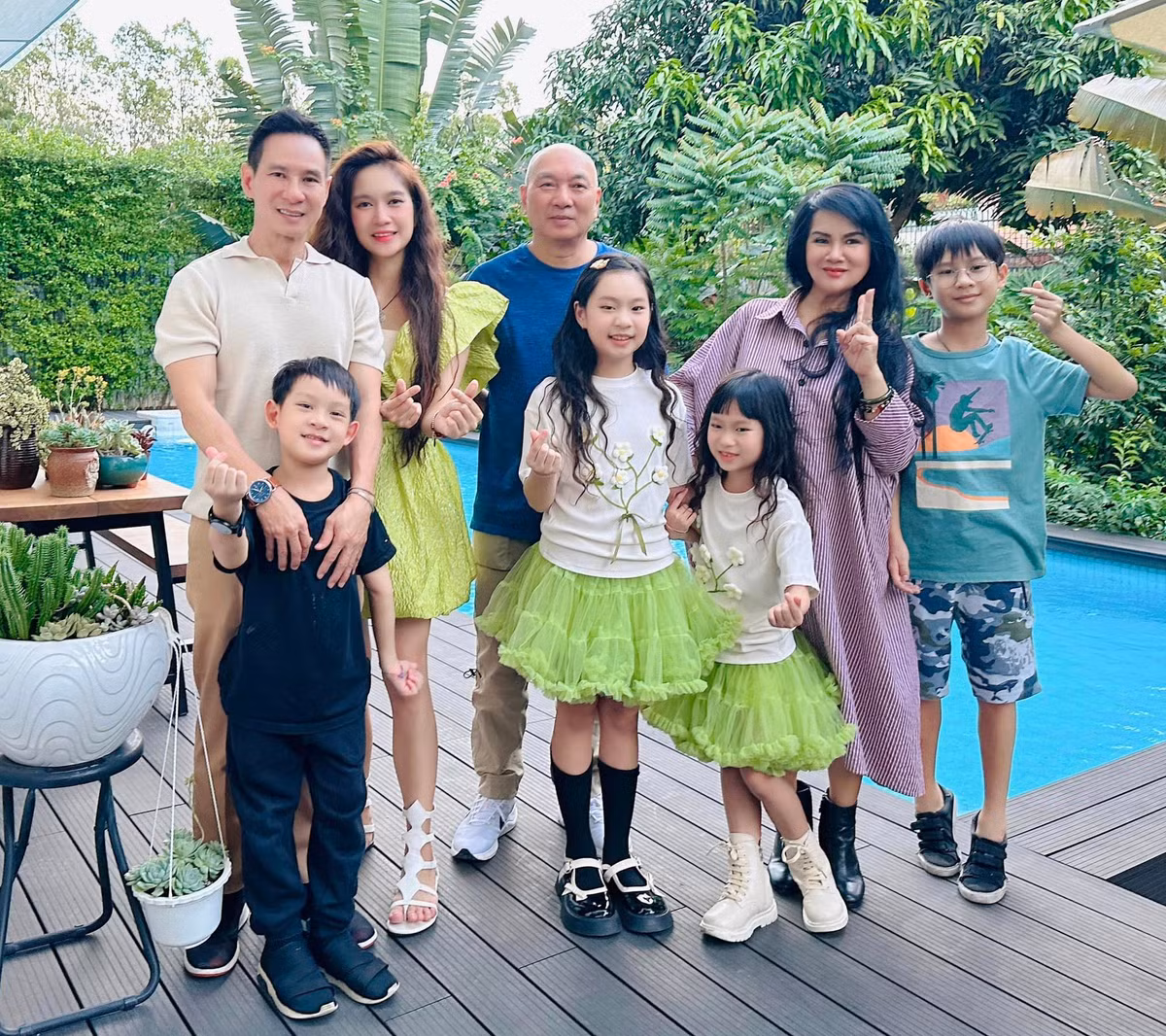 Trên trang Facebook cá nhân, Lý Hải - Minh Hà khoe khoảnh khắc gia đình quây quần nhân dịp ông bà ngoại vào chơi cùng con cháu.