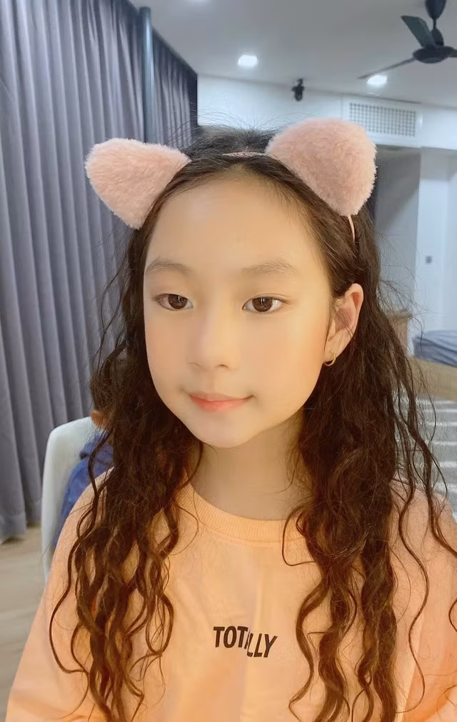 Cherry cùng 3 anh em trong nhà được bố mẹ chăm chút kỹ lưỡng. Dù ở nhà hay xuất hiện nơi đông người, các bé đều vô cùng nổi bật với vẻ ngoài dễ thương, ăn vận đơn giản nhưng trông vẫn sành điệu.