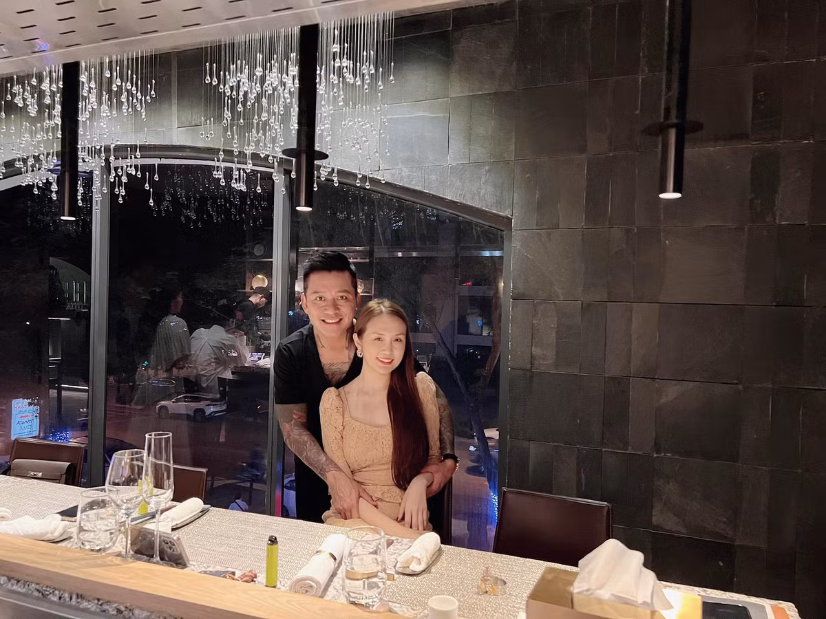 Cuộc hôn nhân 8 năm hạnh phúc mặn nồng dường như khiến bà xã của nam ca sĩ Tuấn Hưng trẻ đẹp mỗi ngày.