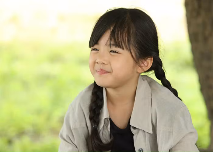 Vẻ đáng yêu của cô bé đóng con gái Thái Hòa trong “Mẹ rơm“ Ve dang yeu cua co be dong con gai Thai Hoa trong “Me rom“