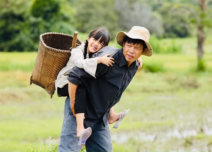 Vẻ đáng yêu của cô bé đóng con gái Thái Hòa trong “Mẹ rơm“ - Hình 2 Ve dang yeu cua co be dong con gai Thai Hoa trong “Me rom“-Hinh-2