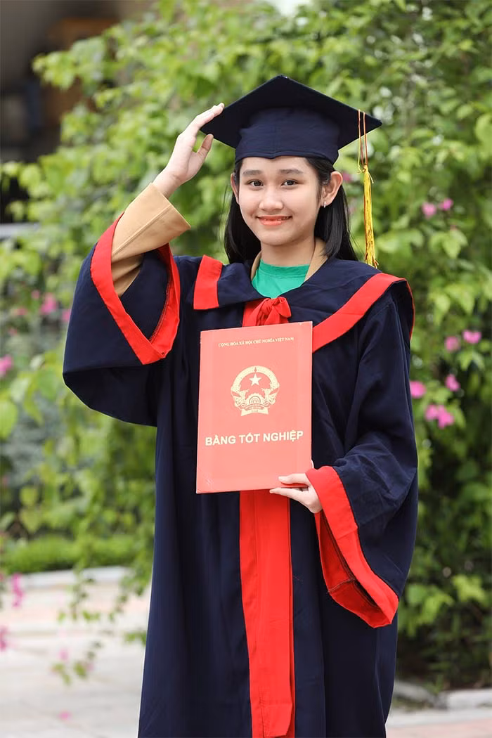  Hình ảnh con gái diễn viên Minh Tiệp trong lễ tốt nghiệp cấp 1.