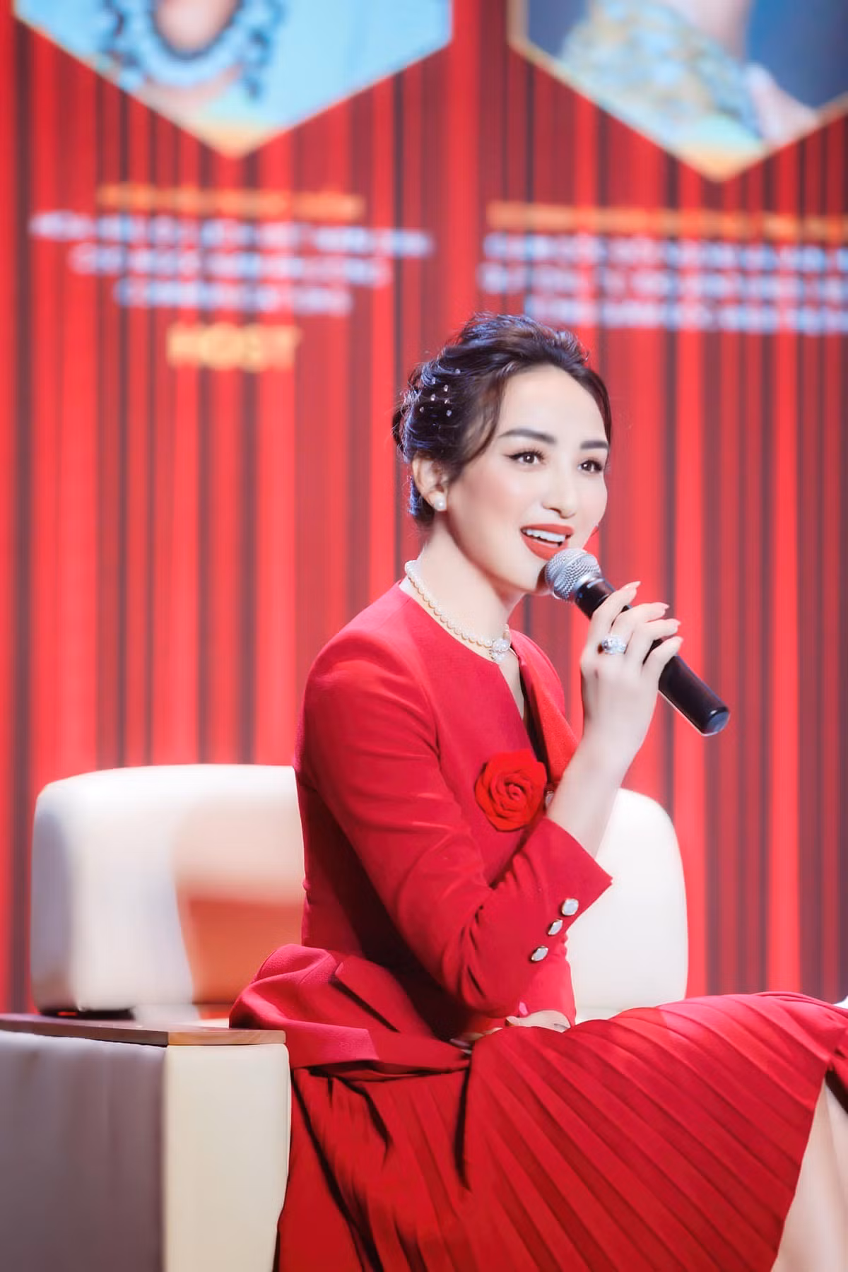 Hoa hậu Du lịch Việt Nam 2008 hiện xây dựng cho mình hình tượng một nữ doanh nhân thành đạt.