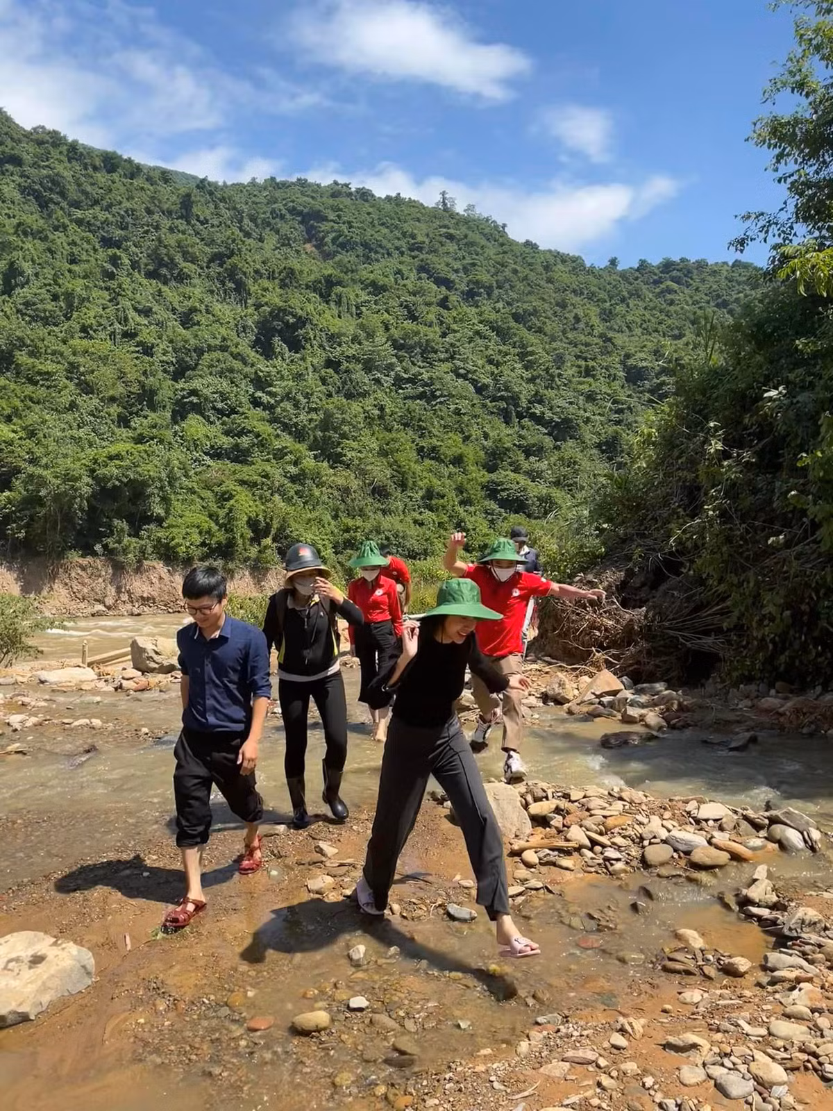 Dòng trạng thái mới nhất của Công Vinh khiến fan tinh ý nhận ra rằng, anh đang khéo léo khen bà xã luôn độc lập và mạnh mẽ để vượt qua mọi khó khăn, mang lại điều tốt đẹp cho cộng đồng, dù không có anh kề bên.