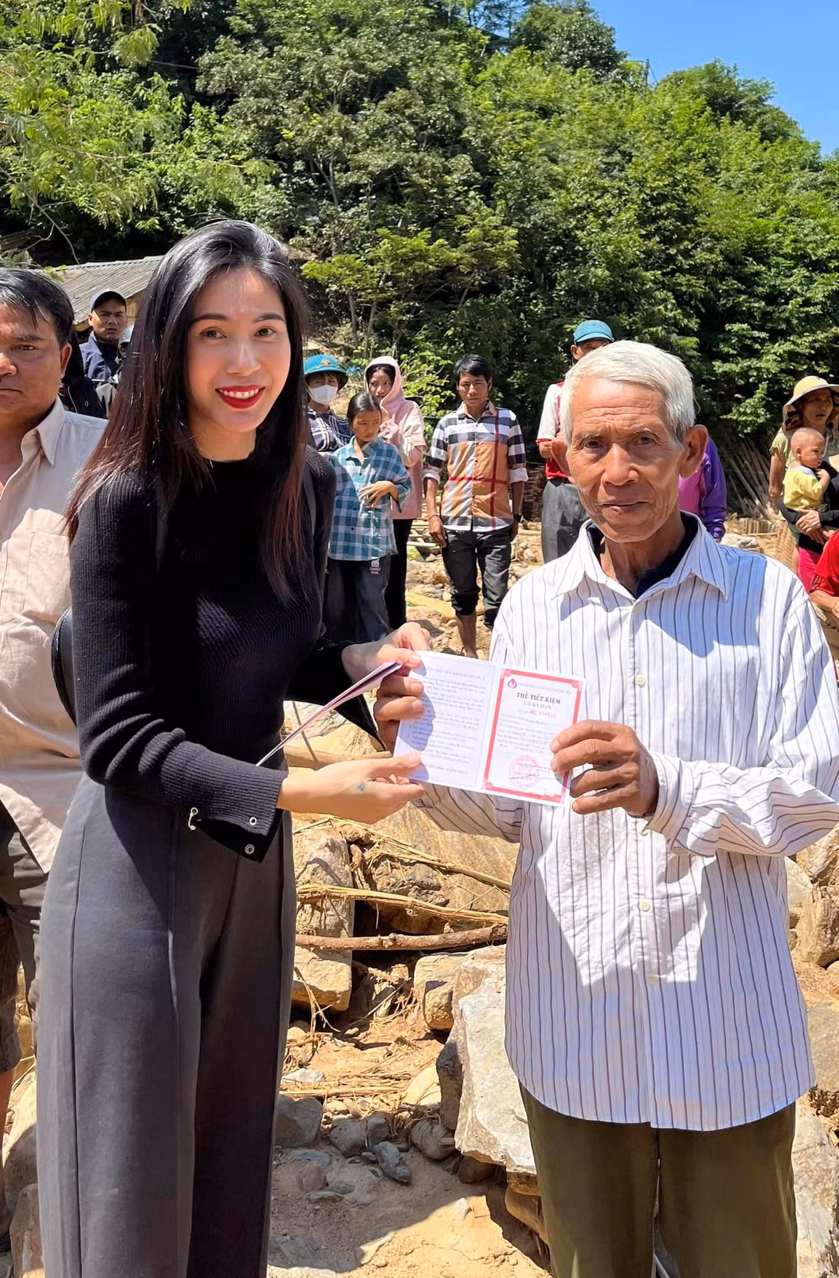 Ca sĩ Thủy Tiên chia sẻ: "Hiện dãy đồi phía trên nguồn dòng chảy đó đang nứt to có khả năng sau vài trận mưa nữa sẽ đổ sập nên chính quyền địa phương đang chuẩn bị di dời bà con đến xây nhà ở khu tái định cư mới, tránh thương vong khi thiên tai làm nứt sập núi...".