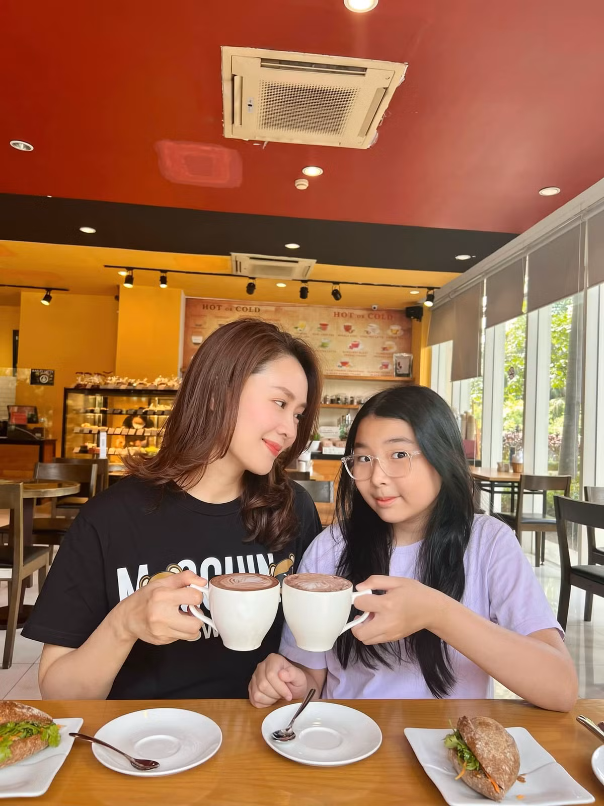 Tuy vậy, từ những hình ảnh ấm áp cùng hai con mà Hồng Diễm chia sẻ, có thể thấy nữ diễn viên đang rất hạnh phúc bên gia đình nhỏ.