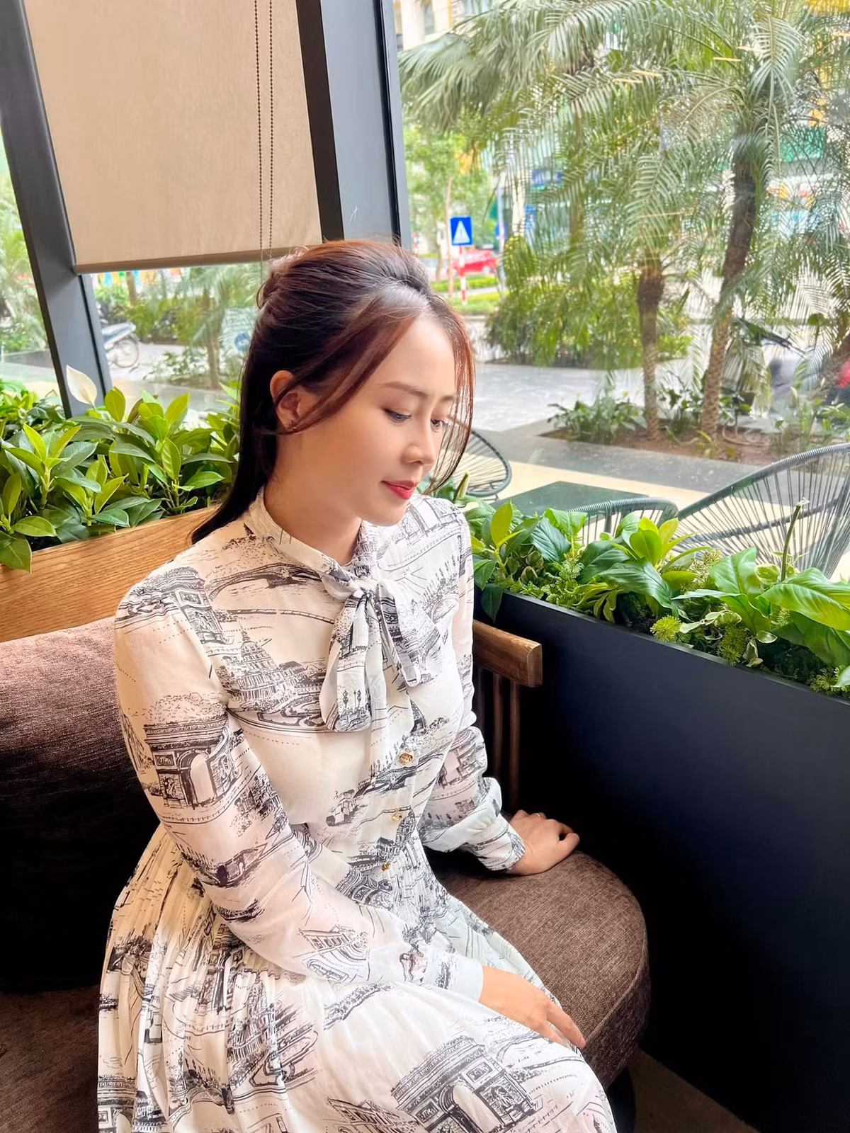 Trên phim hay ngoài đời thường, Hồng Diễm thường chọn "gu" thời trang thanh lịch, trẻ trung và kín đáo.