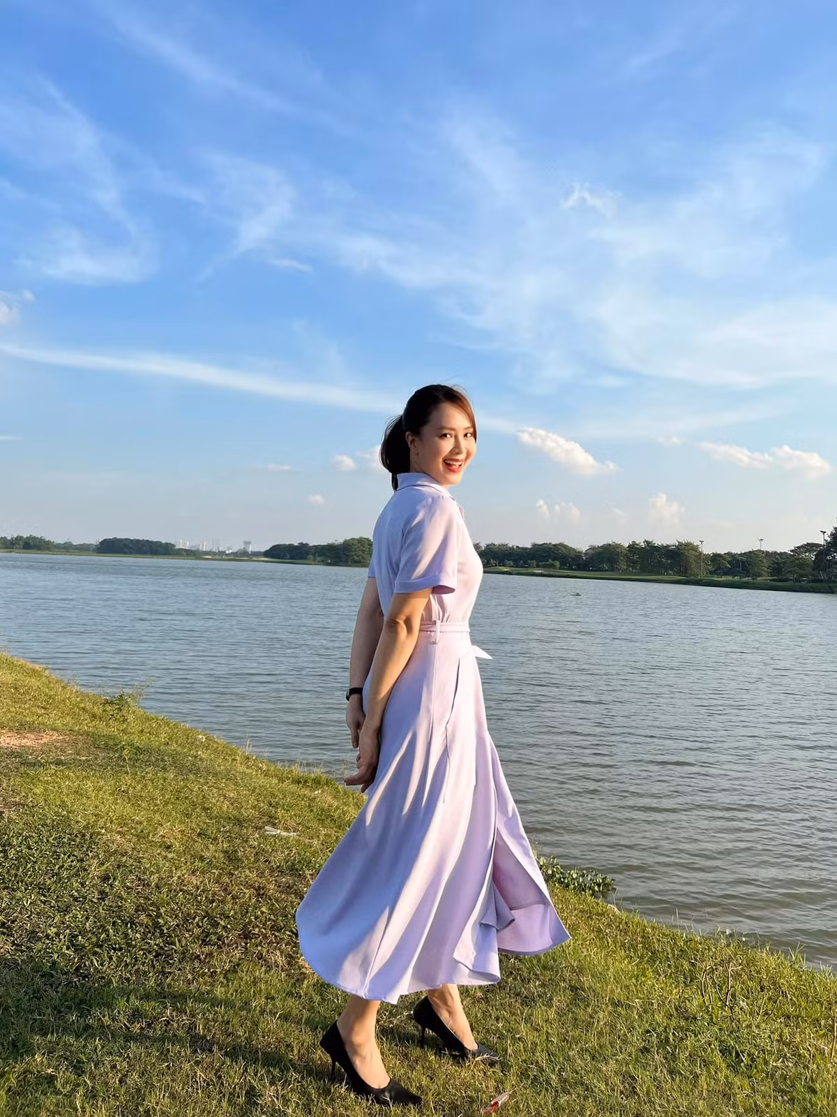 Là mẹ hai con nhưng Hồng Diễm vẫn giữ được vóc dáng đẹp cùng làn da tươi trẻ, căng bóng.