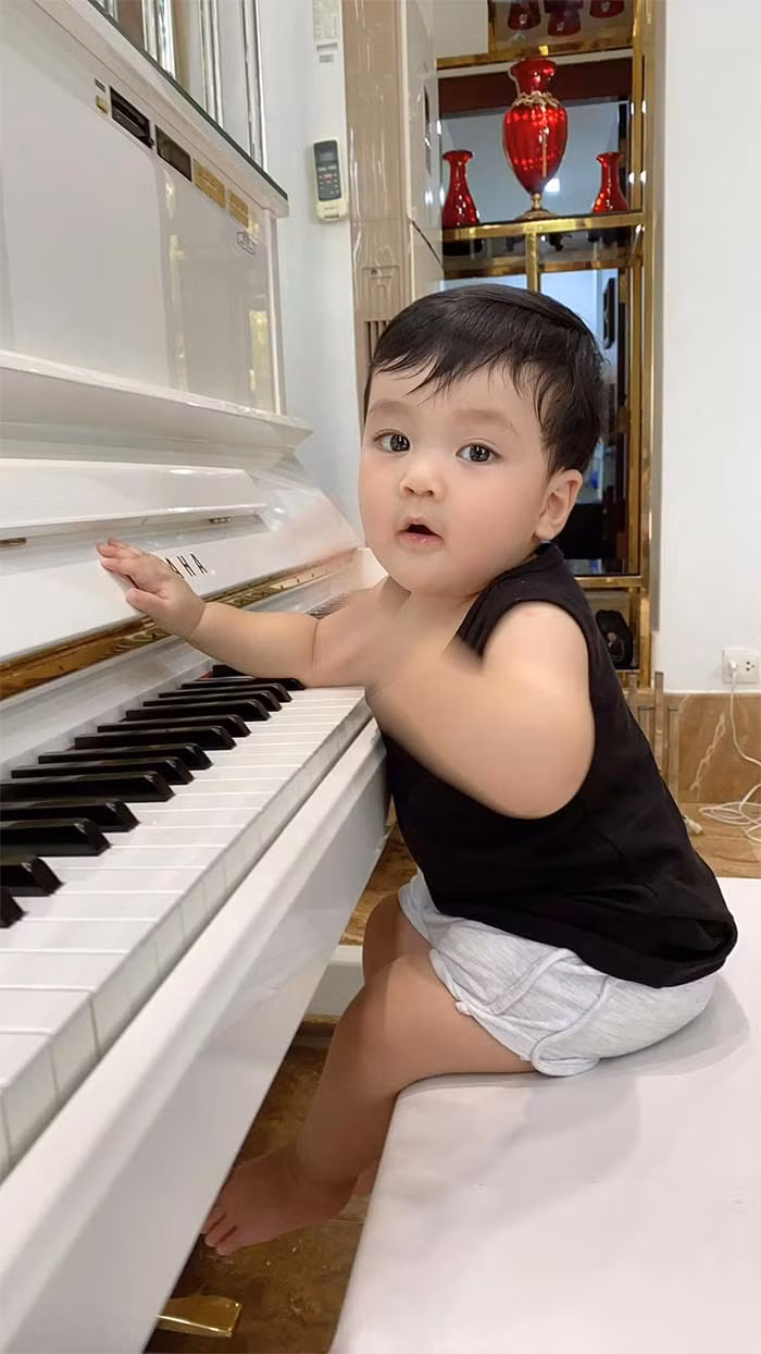 Khuôn mặt giống bố Hưng y như đúc, Polo rất dễ thương, bụ bẫm.