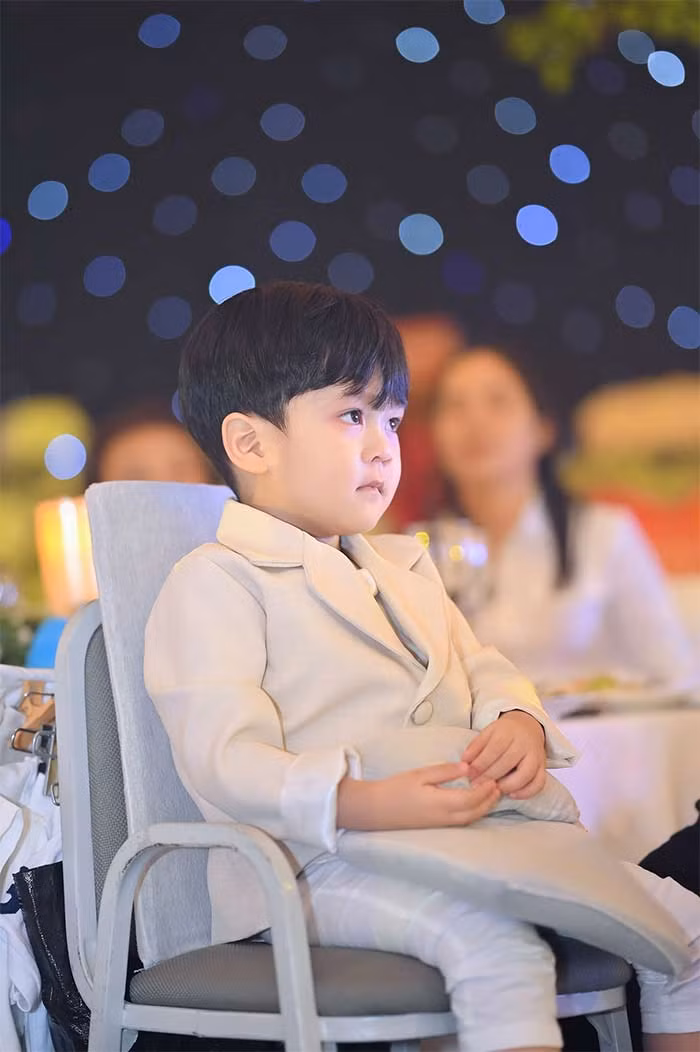 Dù còn nhỏ nhưng Polo đã ra dáng hot boy nhí nhờ trang phục được bố đầu tư kỹ càng, chỉn chu.