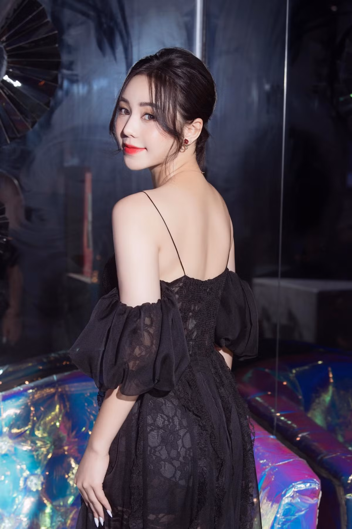 Nàng Sơn Ca của "Ga-ra hạnh phúc" "lột xác" thành quý cô gợi cảm với bộ đầm đen hai dây xuyên thấu.