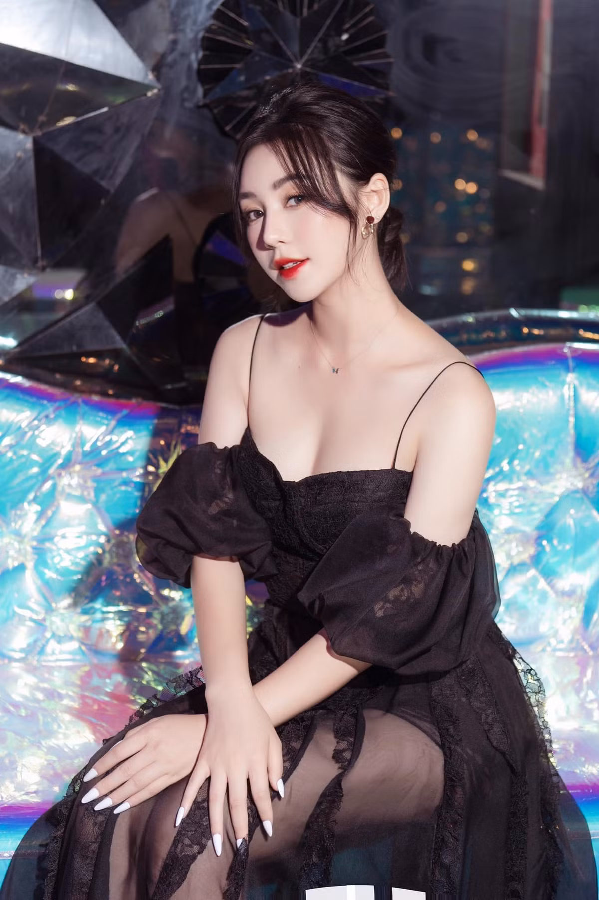 Trên trang cá nhân của mình, Quỳnh Kool tung bộ ảnh gợi cảm cùng dòng chú thích: "Đi event mà như đi quẩy”. Ảnh: FB Vu Toan.