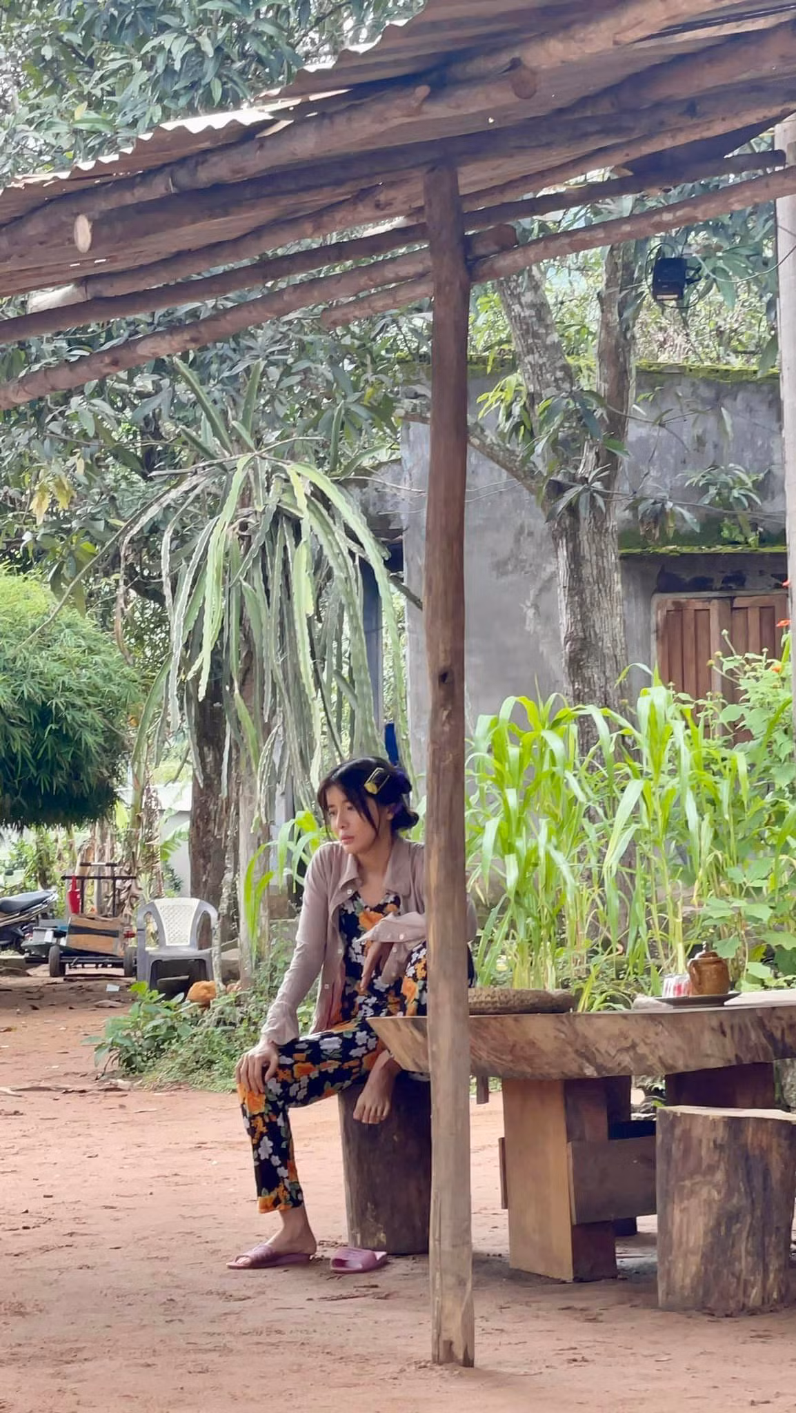 Để vào vai người phụ nữ ở thôn quê, nữ diễn viên "Mẹ rơm" phải chuẩn bị khá kỹ lưỡng về trang phục.