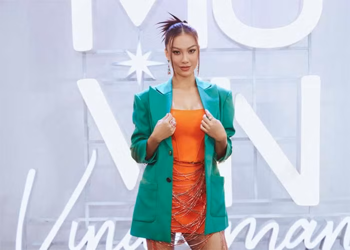 Chọn cho mình style đơn giản, nhưng người đẹp sinh năm 1995 luôn gây ấn tượng bởi những cách phối hợp trang phục, màu sắc vừa bắt mắt vừa thời trang.