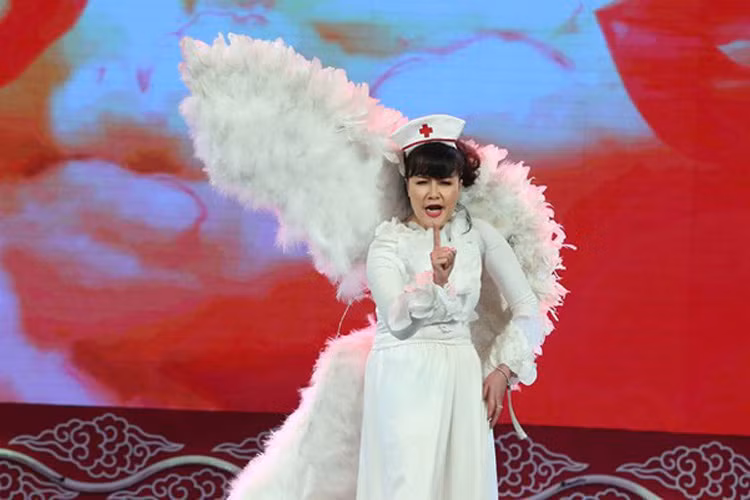 Trong chương trình "Gặp nhau cuối năm", nghệ sĩ Vân Dung ghi dấu ấn trong lòng khán giả với vai Táo Giáo dục, Táo Xã hội, đặc biệt là Táo Y tế. (Ảnh: Vietnamnet)
