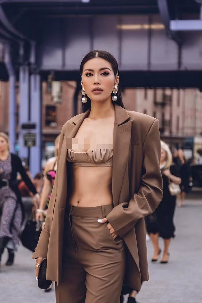 Chiếc áo siêu ngắn và siêu nhỏ từng được siêu mẫu Minh Tú mặc đến dự Tuần lễ thời trang New York.