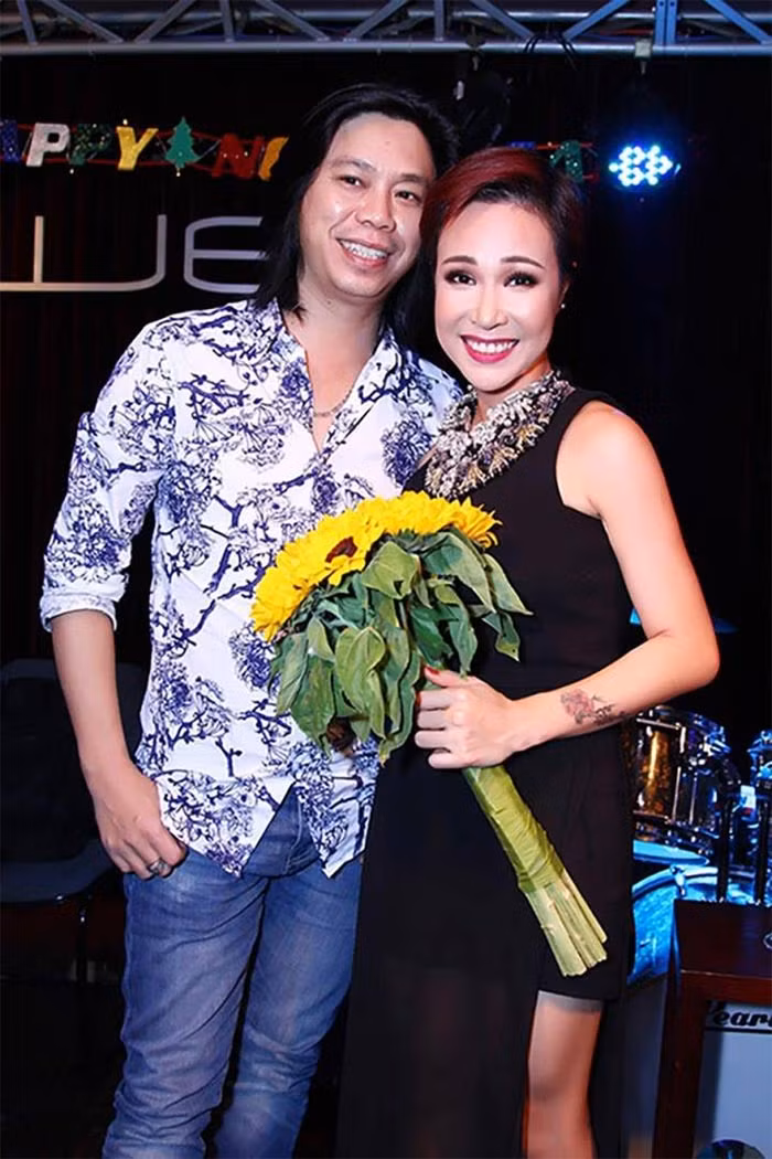 Thời điểm thi Vietnam Idol 2010, Uyên Linh đang yêu nhạc sĩ Dũng Đà Lạt. Tuy nhiên, mối tình này chỉ kéo dài 5 năm thì hai người chia tay. Hiện nữ ca sĩ vẫn độc thân. (Ảnh: VTC)