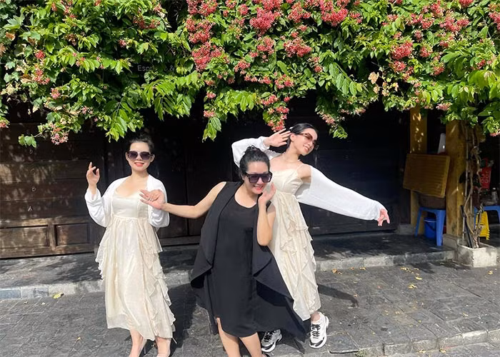 Vốn là người tự chủ về kinh tế nên khi chia tay Chế Phong, Thanh Thanh Hiền không gặp khó khăn về tài chính. Cô vẫn đủ sức lo cho hai con gái ăn học đàng hoàng, trong đó con gái lớn đang du học Mỹ.