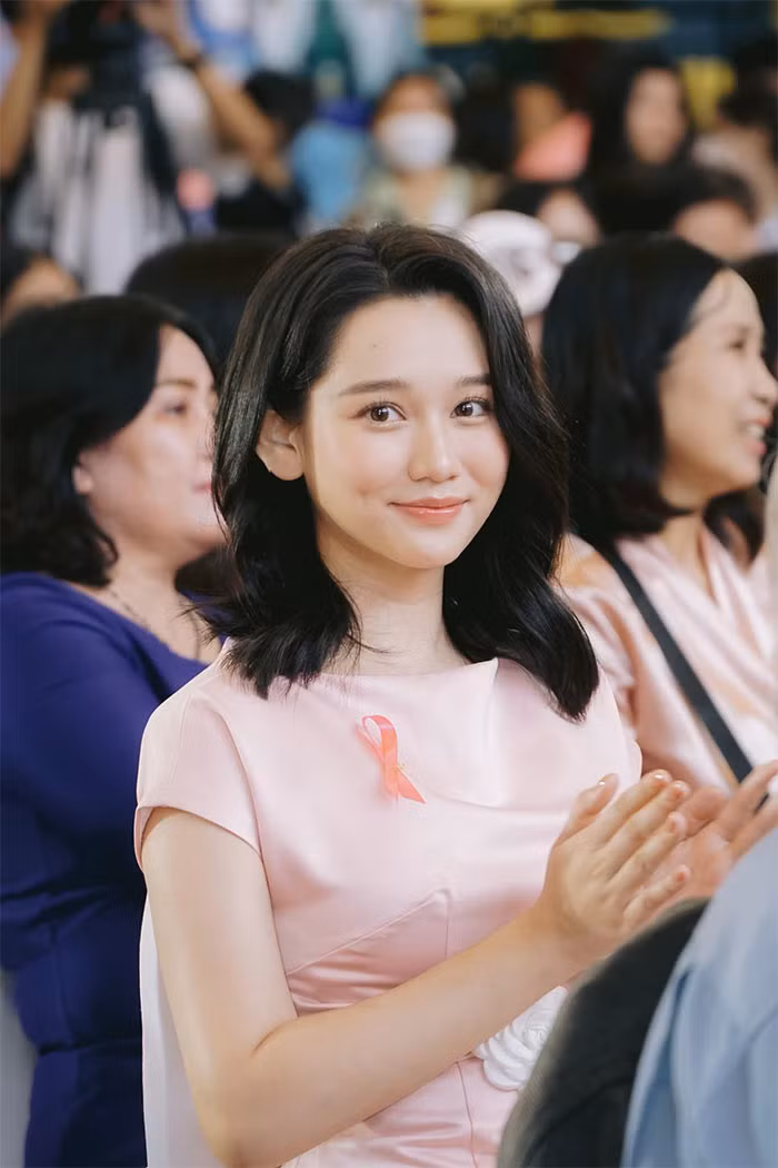Thần thái của nữ diễn viên sinh năm 1998 rạng rỡ và tự tin hơn hẳn so với lúc bị lên cân.