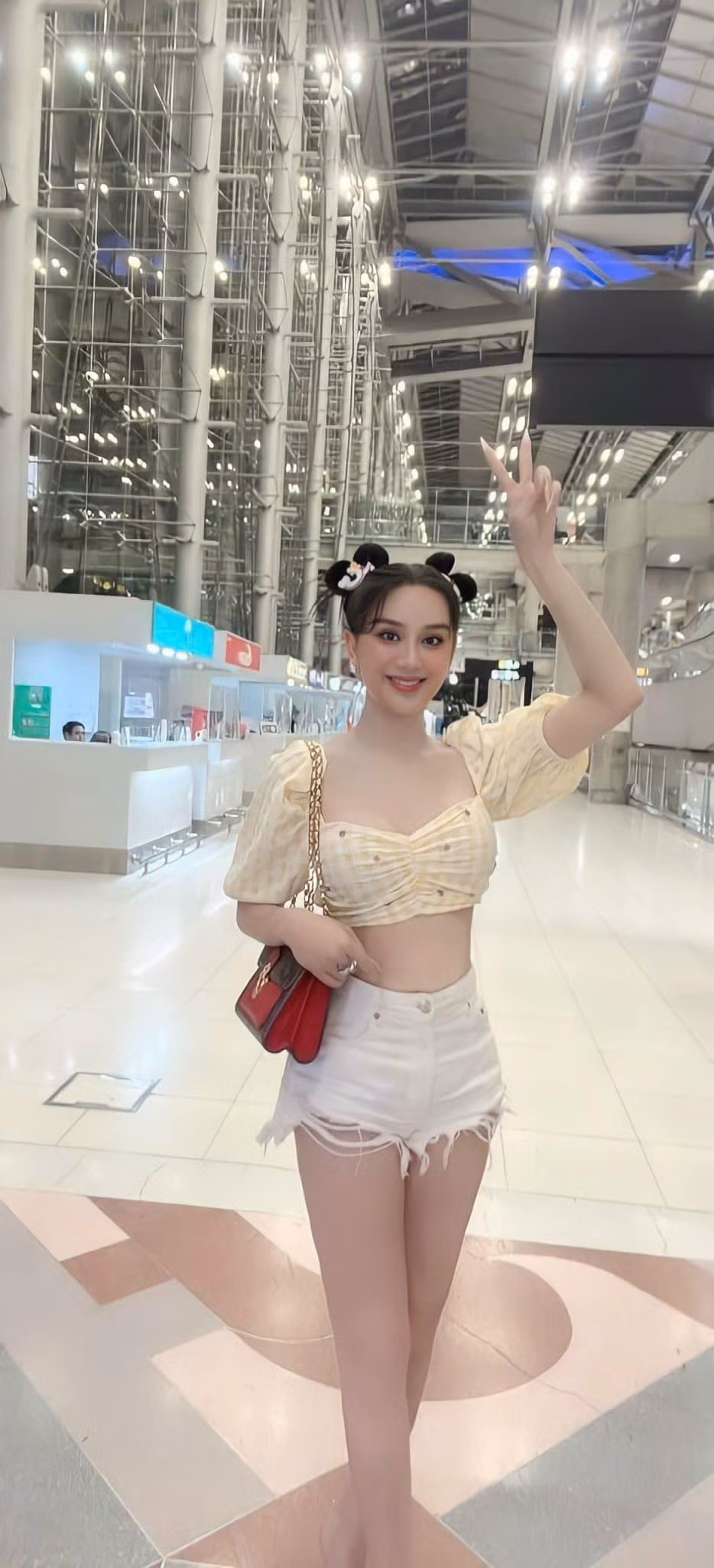 Nữ ca sĩ từng chia sẻ, cô quyết định phẫu thuật thay đổi giọng nói để có thể là một Lâm Khánh Chi phiên bản hoàn hảo hơn trong nghệ thuật cũng như đời sống.