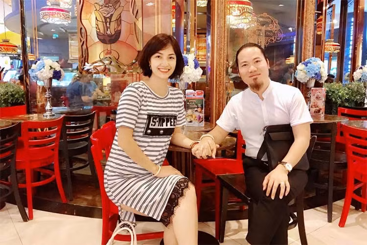Để có thể chuyên tâm cho nghệ thuật, Vượng Râu có "hậu phương" rất vững chắc là bà xã Thu Hiền. Hai vợ chồng anh kết hôn năm 2010 và có 5 con đủ nếp tẻ.