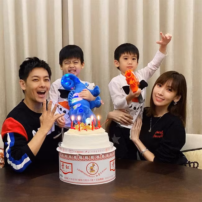 Sau đám cưới vào năm 2013, Lâm Chí Dĩnh thoải mái khoe những bức ảnh gia đình hạnh phúc trên trang cá nhân.