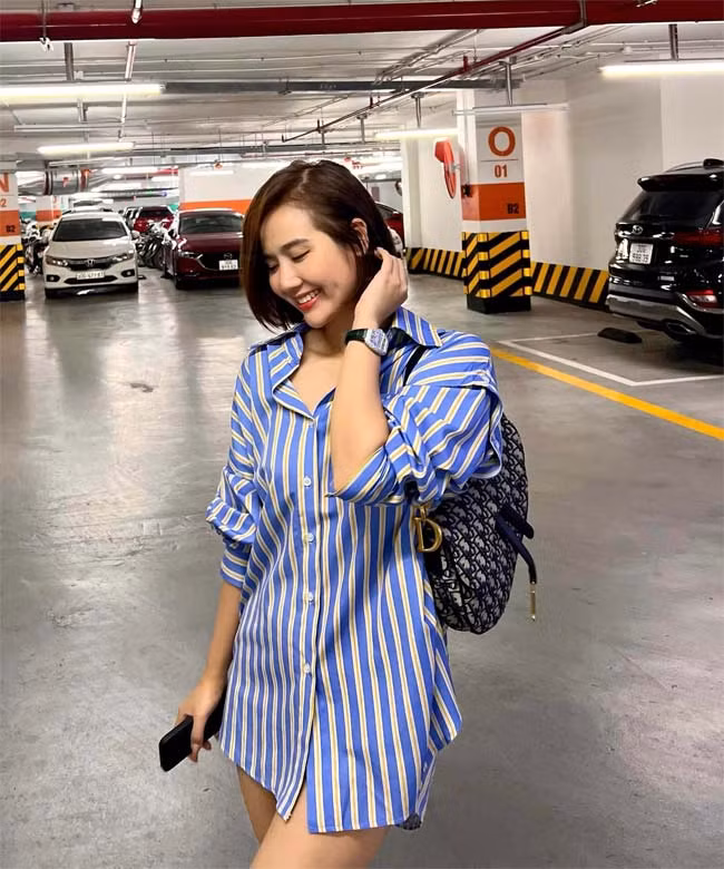 Áo sơ mi kẻ kết hợp với quần short ngắn là style yêu thích của người đẹp Hà Nội.