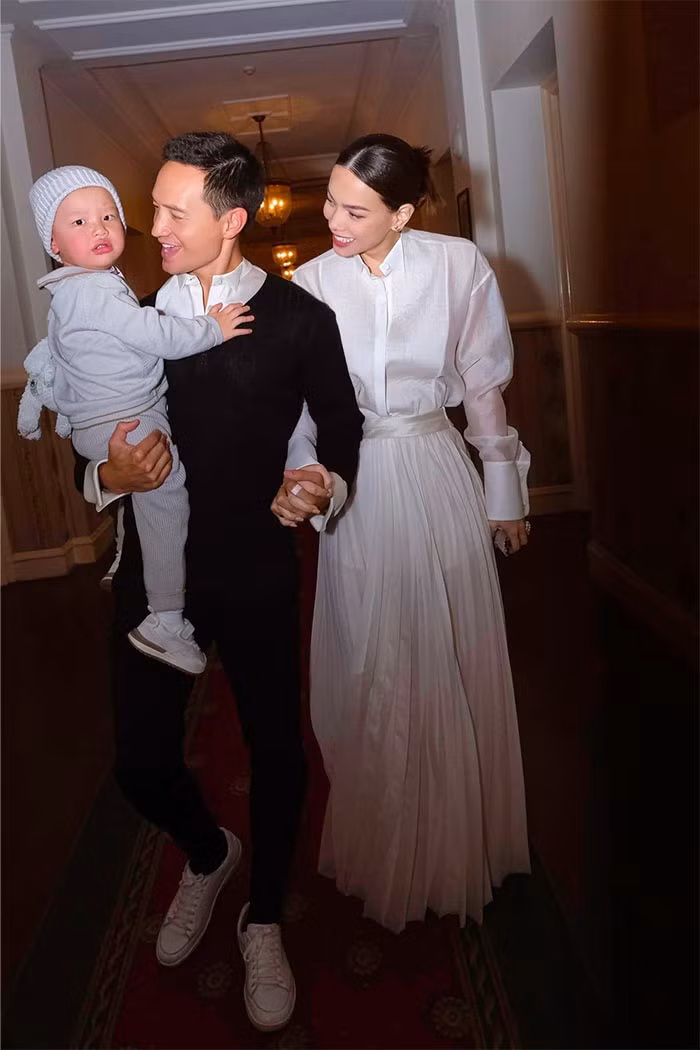 Hình ảnh Hà Hồ và chồng nắm chặt tay trong khi Kim Lý bế con trai Leon thật ấm áp, hạnh phúc.