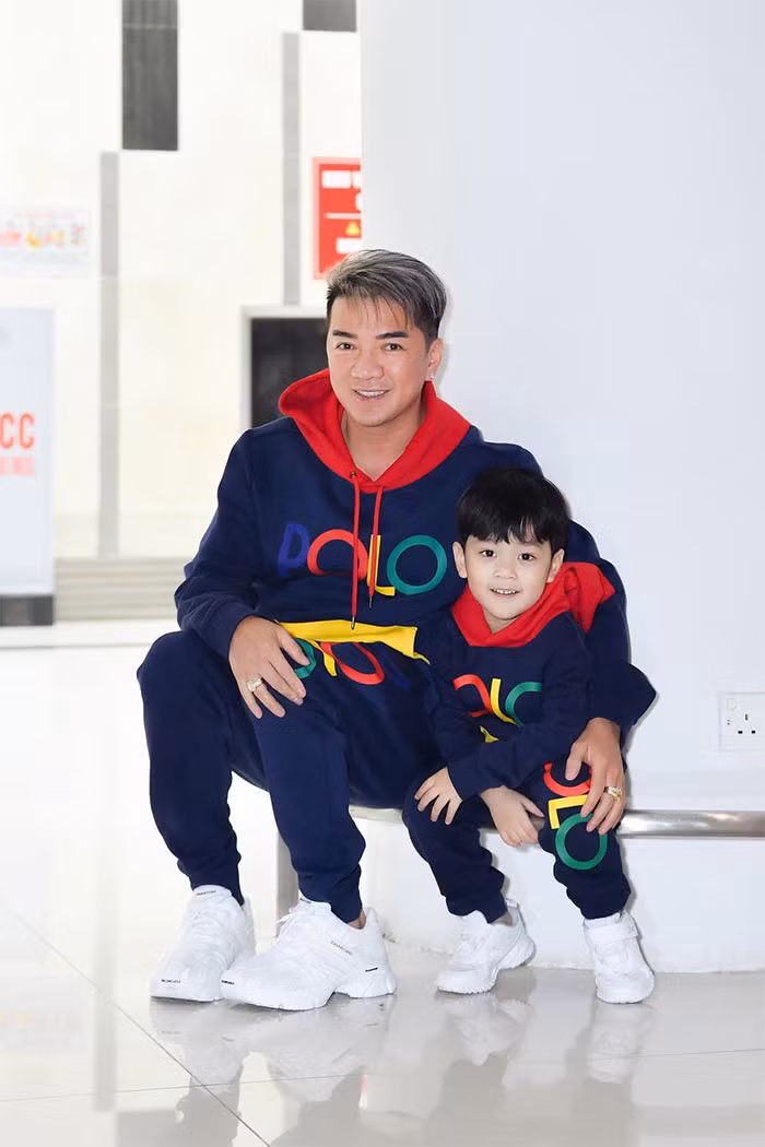 Cũng giống như bố, trang phục của con trai Đàm Vĩnh Hưng từ quần áo, giày dép đều là đồ hiệu đắt tiền.