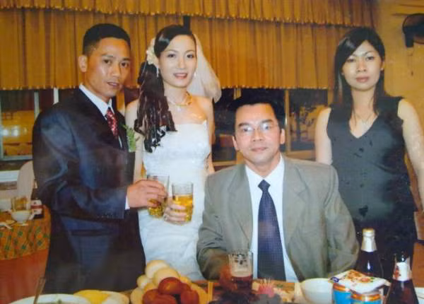 Làm việc cũng như đóng cặp với toàn hot girl, chân dài trên phim, ngoài đời con trai của NSND Trần Nhượng có cuộc sống hạnh phúc viên mãn bên bà xã Thu Phương xinh như hoa hậu.