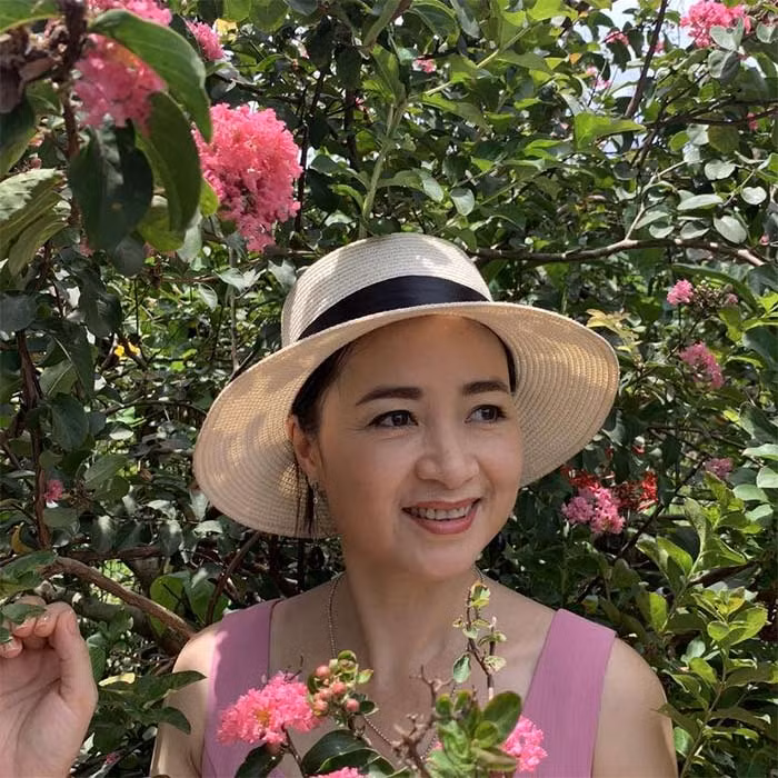 Ngoài những vai diễn trên sân khấu, vai diễn trên phim gây ấn tượng nhất của Linh Huệ là cô gái nông thôn tên Hậu bị mắc căn bệnh thế kỷ trong phim "Gió qua miền tối sáng".