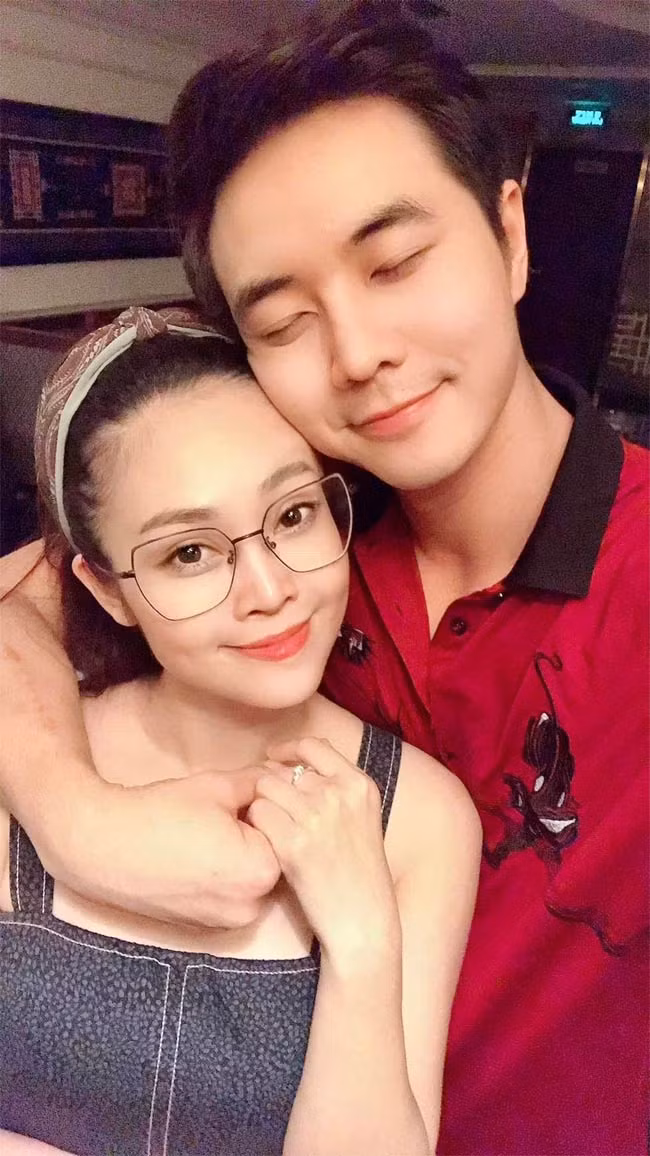 Mặc dù hơn chồng tới 5 tuổi nhưng nữ MC sinh năm 1987 được nhiều người khen là trẻ trung và xứng đôi với chồng.