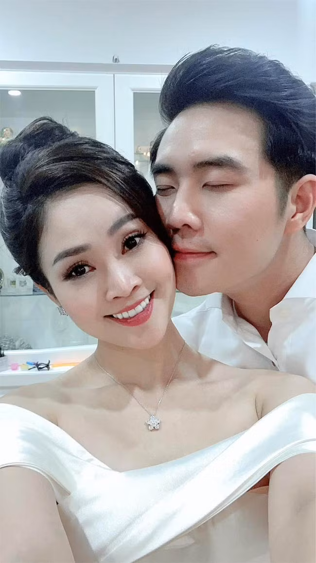 Còn trong mắt Đức Hiếu, vợ anh là một người tài năng, xinh đẹp, nấu ăn giỏi vì thế mà nam diễn viên "Phố trong làng" rất nghiện cơm vợ nấu và chỉ thích ở nhà với vợ.