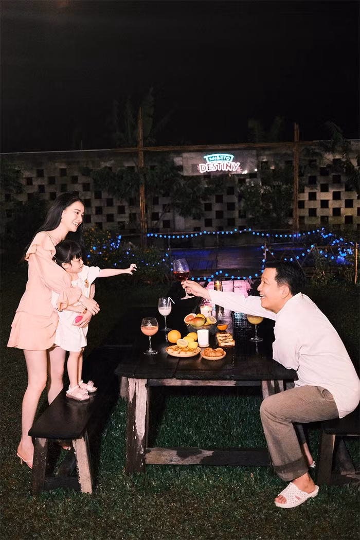 Đây là lần đầu tiên sau gần 4 năm con gái chào đời, vợ chồng Trường Giang mới công khai khoe con.