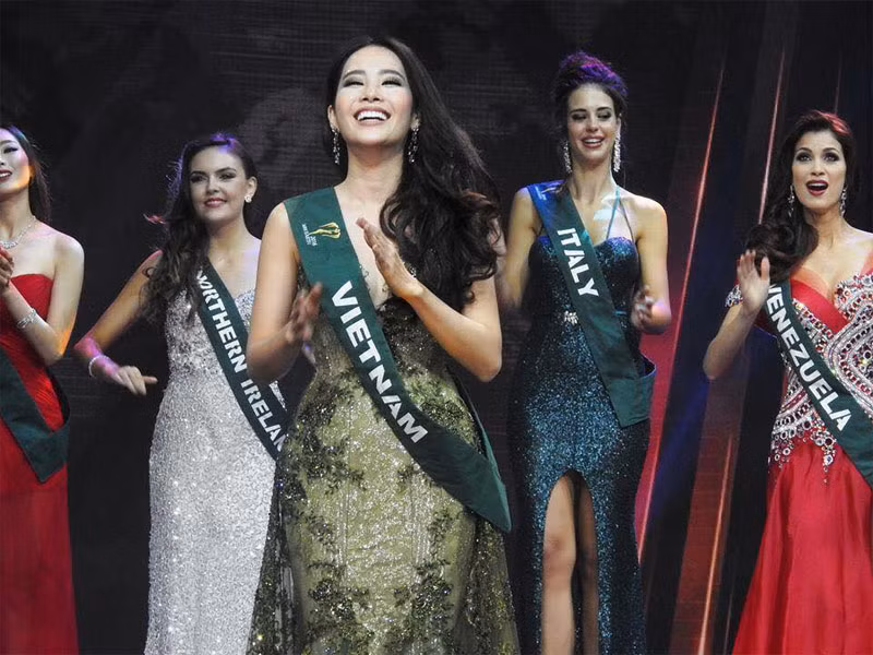 Vài tháng sau, Nam Em dự thi Hoa hậu Trái đất 2016 và đoạt một loạt giải phụ: Hoa hậu Ảnh, Huy chương Bạc Phần thi Hoa hậu Tài năng, Huy chương Bạc Phần thi Trang phục dạ hội (Nhóm 1), Top 3 Video Sinh thái ấn tượng nhất. (Ảnh: FBNV)