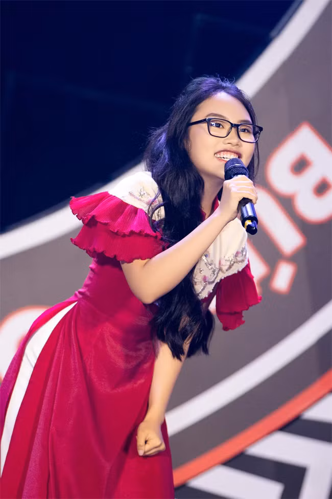 Giọng ca "Quê em mùa nước lũ" trở thành một trong những ca sĩ nhí nổi tiếng nhất trong dòng nhạc dân ca. (Ảnh: FBNV)