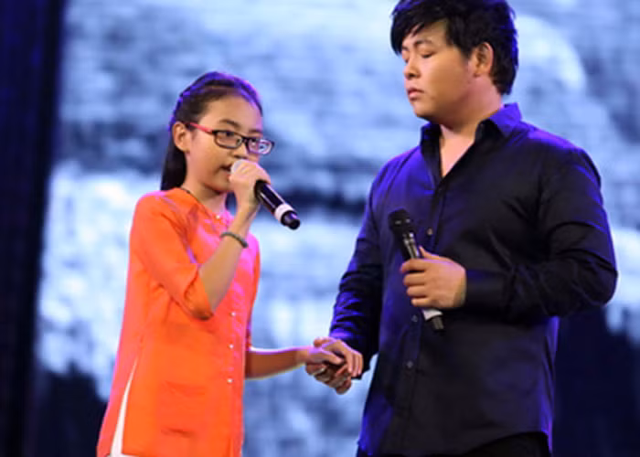 Cuối năm 2013 sau khi đầu quân vào công ty của Quang Lê, Phương Mỹ Chi thường xuyên được cha nuôi cho đi lưu diễn trong và ngoài nước với cát-sê cao. (Ảnh: NLD)