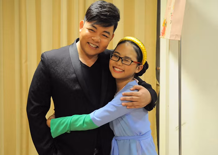 Sau khi được ca sĩ Quang Lê nhận làm con nuôi, Phương Mỹ Chi góp mặt trong nhiều chương trình ca nhạc lớn, ra các sản phẩm âm nhạc của riêng mình. (Ảnh: Vietnamnet)