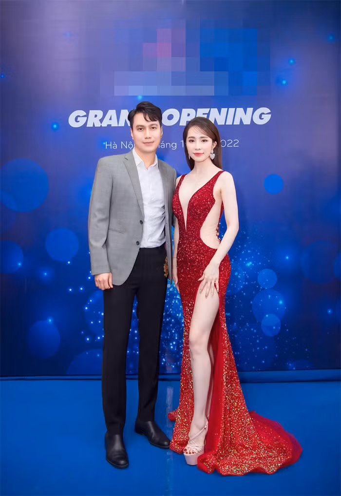 Vài năm trở lại đây, Quỳnh Nga và Việt Anh bị dính tin đồn hẹn hò vì thường xuyên cùng nhau xuất hiện tại các sự kiện, bữa tiệc.