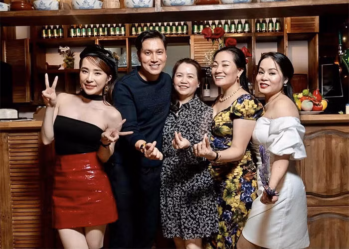 Trước những bình luận, nghi ngờ của cư dân mạng, Quỳnh Nga cho biết cả hai có mặt ở Moscow, Nga là vì: “Hai anh em đi cùng chương trình mà”.
