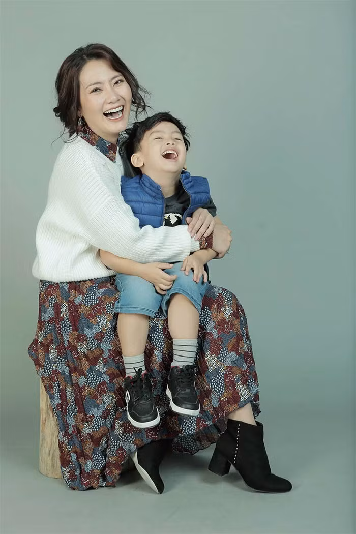 Hôn nhân với Thanh Bình đổ vỡ, Ngọc Lan nhận nuôi con trai, bé Louis. Cô dành nửa năm ở nhà để chăm sóc con trai, rèn cho con về giáo dục, sinh hoạt và cách sống tự lập. (Ảnh: FBNV)